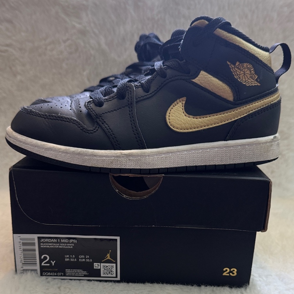 Jordan 1 Kids' Sneakers in Black and Gold Unisex kids shoes size 2Y